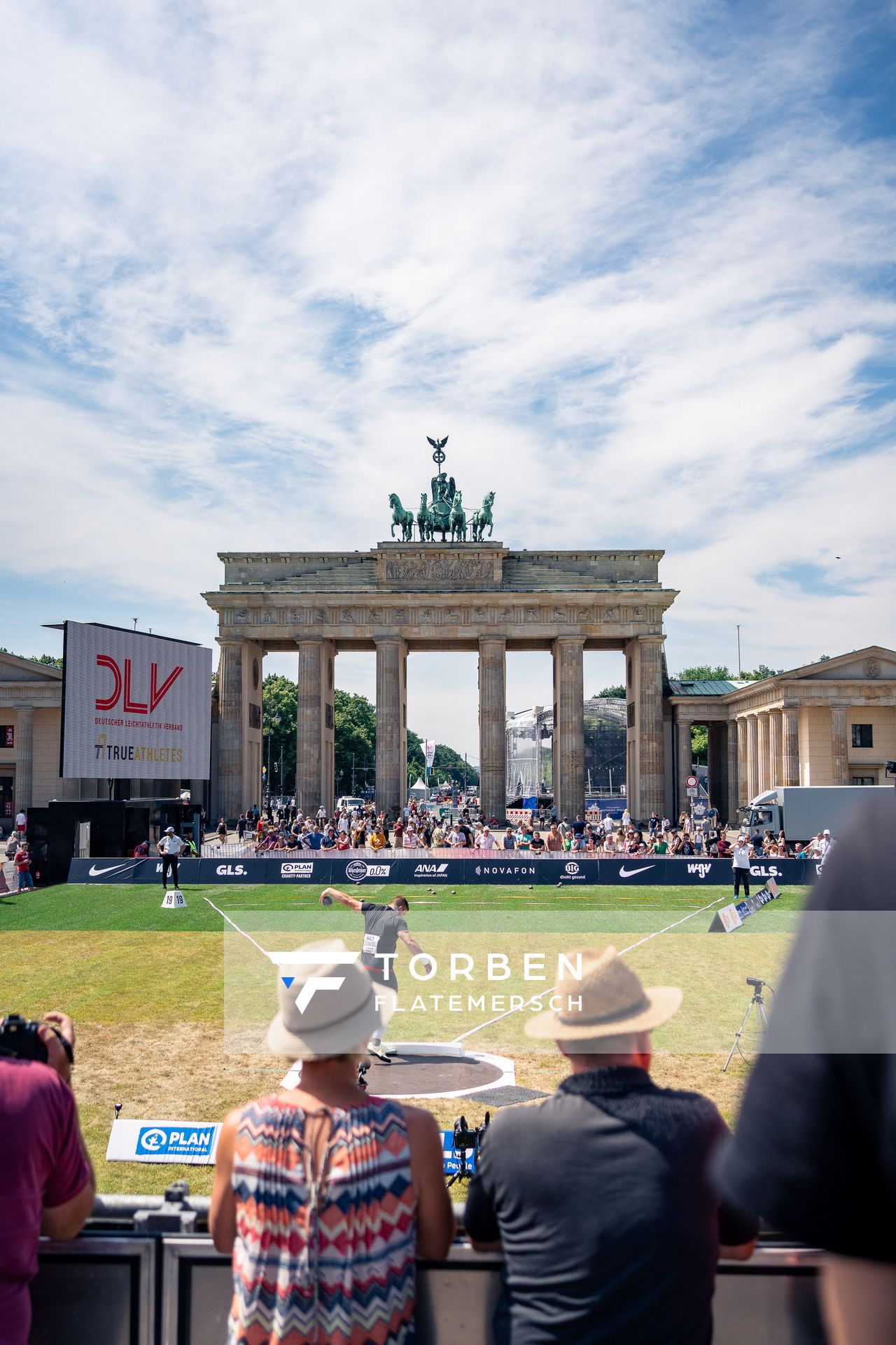 Kugelstossen vor dem Brandenburger Tor beim Kugelstossen waehrend der deutschen Leichtathletik-Meisterschaften auf dem Pariser Platz am 24.06.2022 in Berlin